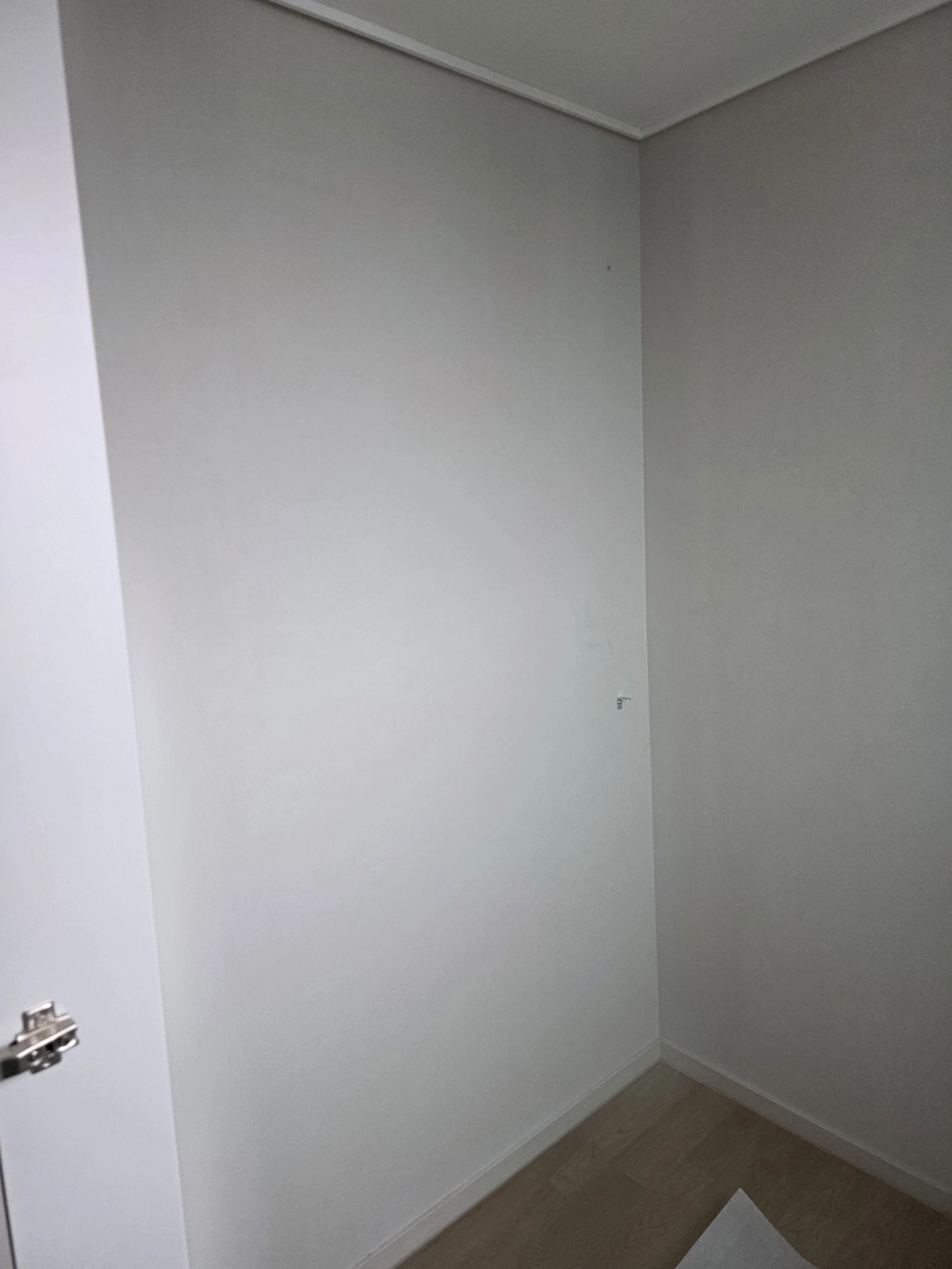 인접 옷방 경계 가벽 철거 및 공간 통합 시공 후 수도권 아파트